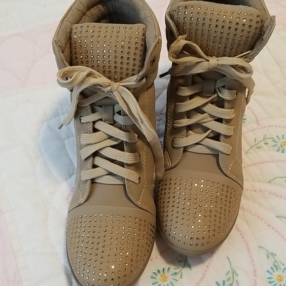 Capensis Bucco tan lace up booties.  Sz 10 - Picture 2 of 5